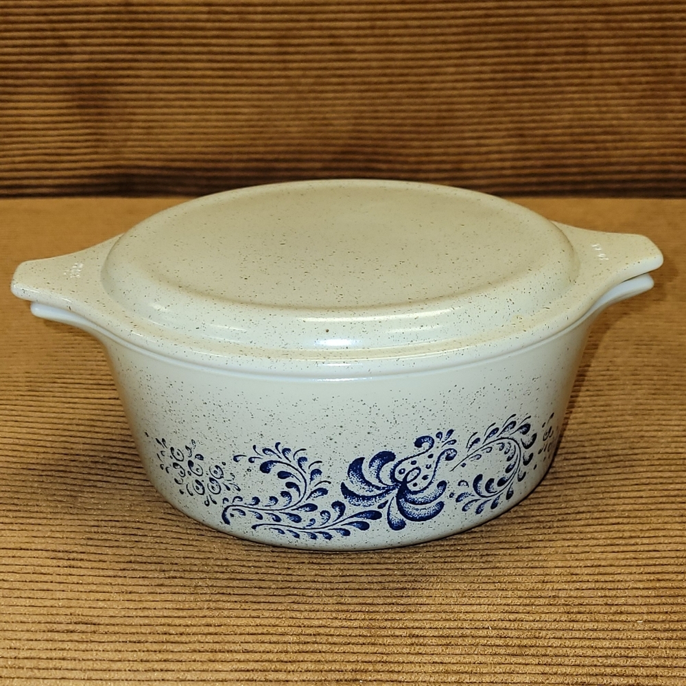 Vintage 472 Pyrex Homestead With Lid 1.5 Pint